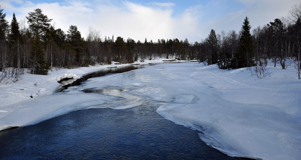 Tjulån river snabbt neråt byn
